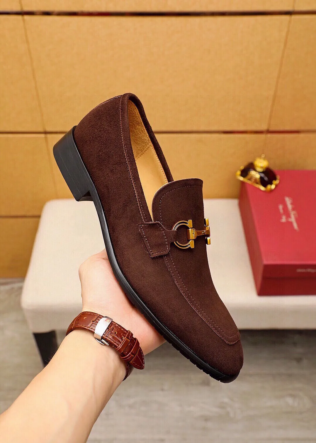Men's shoes 💰520 💐 Product trademark: Ferragamo "Ferragamo" casual leather shoes Regular size: 38-44 (45🉑️customized) Product materials: Selected imported first-layer frosted cowhide upper + original hardware buckle, imported water-dyed cowhide leather lining. Strong three-dimensional visual effect, combined outsole Color: 2⃣️colors available